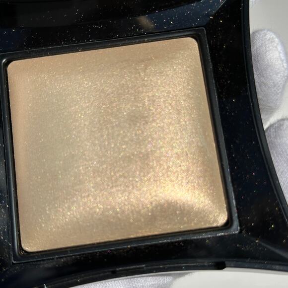 Illamasqua Beyond Powder Highlighter Compact OMG GORGEOUS Beige Gold Champagne7g - Picture 9 of 11